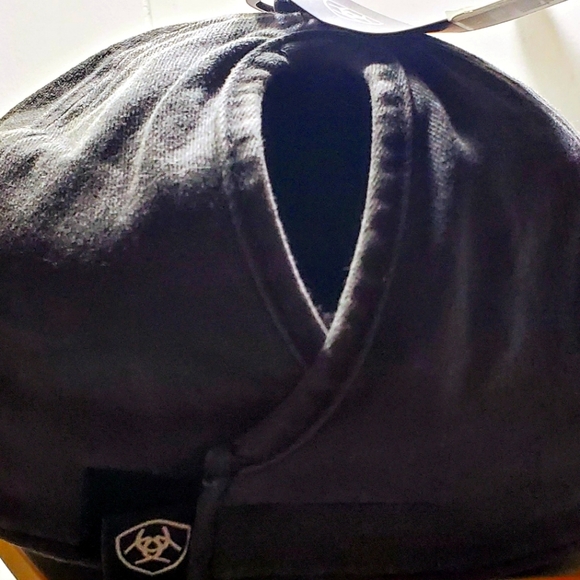 Ariat lepard shield. Women pony tail softball style hat. - Picture 7 of 12